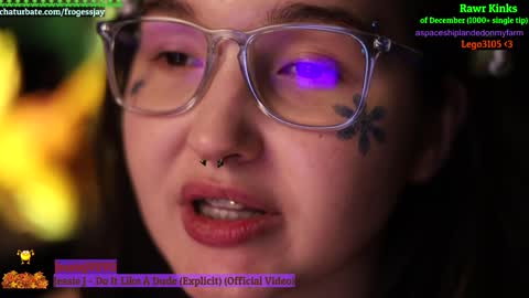 Snapshot of frogessjay chatting on December 3, 2024, 10:40 pm Jaywise Frogfoot online show from December 3, 2024, 10:40 pm