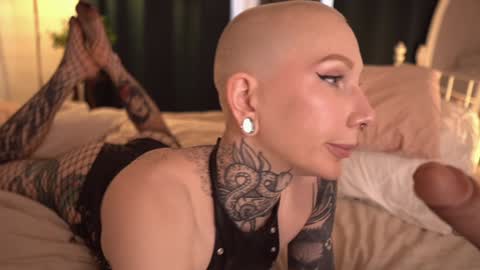 Eva         all my links   online show from February 1, 2025, 12:47 pm