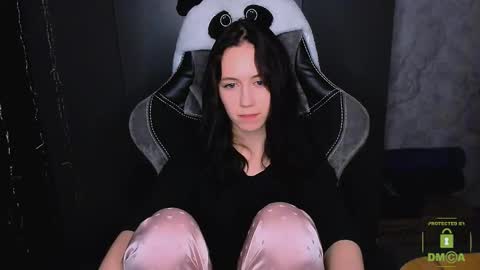 Eva online show from November 21, 2025, 3:44 pm