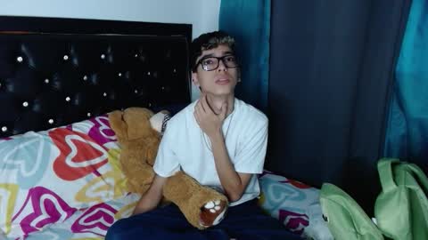 gabriel_x18 online show from February 8, 2026, 10:02 pm