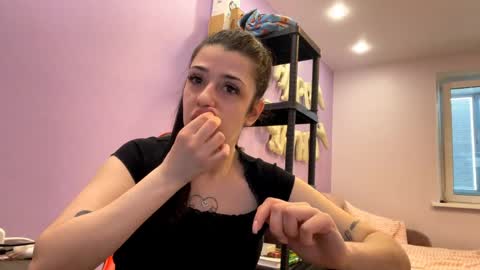 Snapshot of galanavan chatting on May 19, 2026, 9:48 am Nika online show from May 19, 2026, 9:48 am