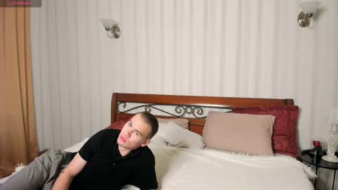 Max and Eva online show from October 8, 2025, 4:32 am