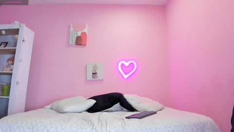 GEORGINA FERRI online show from September 24, 2025, 5:38 pm