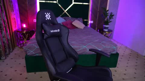 Ur Foxie online show from December 15, 2024, 1:54 pm