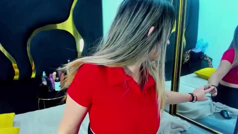 GiaRoussel online show from November 19, 2025, 4:40 pm