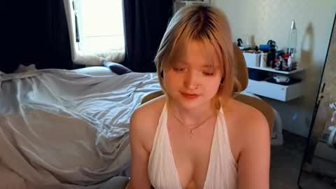 Snapshot of gimmergirls_ chatting on July 5, 2026, 4:19 am Klara online show from July 5, 2026, 4:19 am