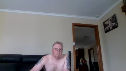 gimmmieoooo online show from April 26, 2026, 4:10 am