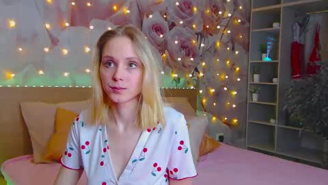 Snapshot of ginaa_lovely chatting on December 16, 2024, 2:27 pm Gina online show from December 16, 2024, 2:27 pm
