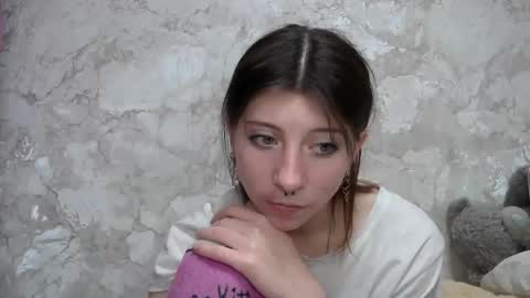 Snapshot of girl_cute007 chatting on April 17, 2026, 9:18 pm girl_cute007 online show from April 17, 2026, 9:18 pm