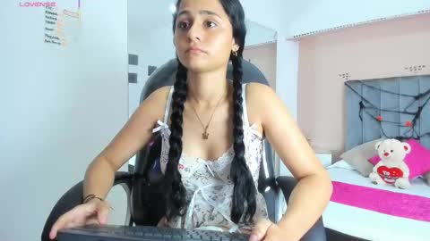 GISELLE ROLDAN online show from October 25, 2025, 4:31 am