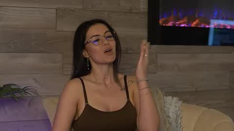 Snapshot of glamourousmom chatting on May 18, 2026, 3:24 am CharmingMom online show from May 18, 2026, 3:24 am