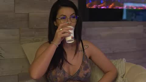 Snapshot of glamourousmom chatting on May 26, 2026, 3:35 am CharmingMom online show from May 26, 2026, 3:35 am