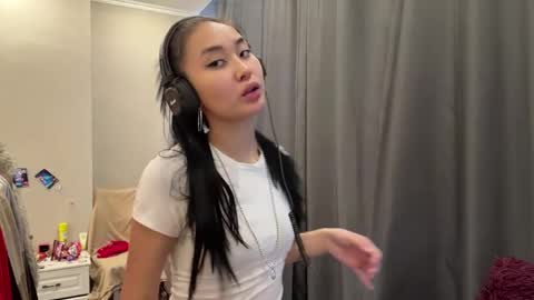 Mia online show from March 30, 2026, 11:33 am