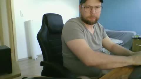 gnik_labinnah online show from April 6, 2026, 8:37 am