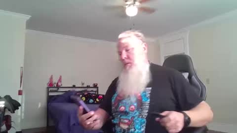 Snapshot of gnomebeard chatting on May 17, 2026, 12:23 pm Gnomebeard online show from May 17, 2026, 12:23 pm