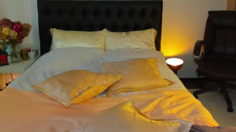 Katrin online show from September 13, 2025, 2:33 am