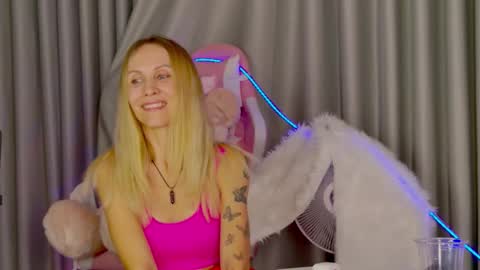 Snapshot of goddess_stars chatting on November 4, 2025, 12:26 pm Katarina online show from November 4, 2025, 12:26 pm