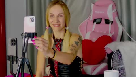 Snapshot of goddess_stars chatting on November 7, 2025, 9:09 am Katarina online show from November 7, 2025, 9:09 am