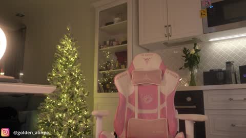 Snapshot of golden_alinee chatting on January 9, 2025, 8:33 pm Aline meow online show from January 9, 2025, 8:33 pm