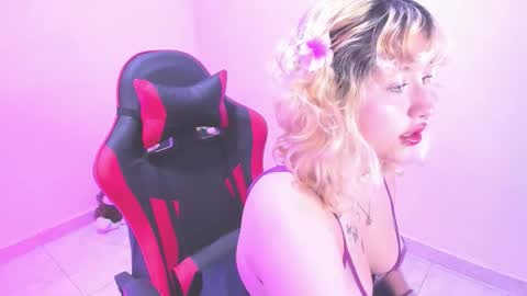 Snapshot of goldencurly_ chatting on February 24, 2026, 12:25 pm goldencurly online show from February 24, 2026, 12:25 pm