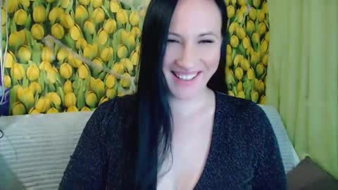 goldmoonn online show from November 19, 2025, 3:23 pm