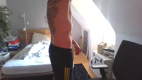 goura2000 online show from October 13, 2025, 2:28 pm