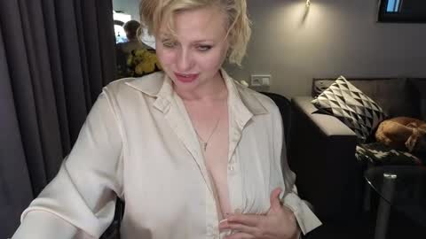 Snapshot of gray_swann chatting on February 19, 2025, 12:44 pm Ray online show from February 19, 2025, 12:44 pm