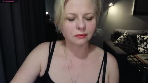 Snapshot of gray_swann chatting on February 26, 2025, 8:11 pm Ray online show from February 26, 2025, 8:11 pm