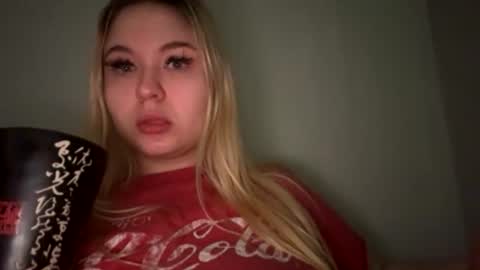 Snapshot of green_eyes_twinkl chatting on April 7, 2026, 11:21 am Lina 3 online show from April 7, 2026, 11:21 am