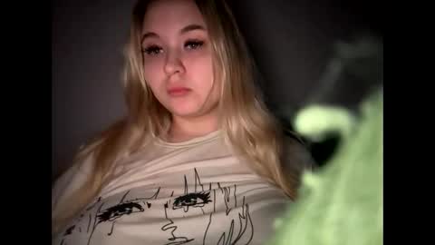 Snapshot of green_eyes_twinkl chatting on April 21, 2026, 7:06 pm Lina 3 online show from April 21, 2026, 7:06 pm