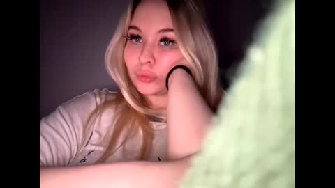 Snapshot of green_eyes_twinkl chatting on April 22, 2026, 5:58 pm Lina 3 online show from April 22, 2026, 5:58 pm