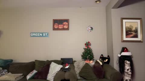 Snapshot of greenxxxqueen chatting on December 23, 2024, 6:11 am SexQueen Nikki online show from December 23, 2024, 6:11 am