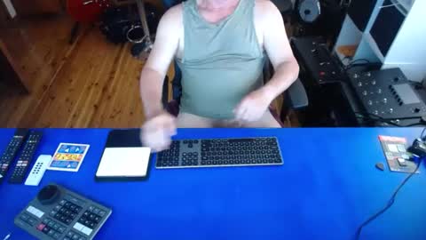 Snapshot of guesswhatigot2 chatting on December 18, 2024, 6:32 am guesswhatigot2 online show from December 18, 2024, 6:32 am