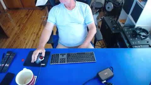 Snapshot of guesswhatigot2 chatting on January 16, 2025, 6:25 am guesswhatigot2 online show from January 16, 2025, 6:25 am