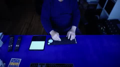 Snapshot of guesswhatigot2 chatting on September 16, 2025, 7:42 am guesswhatigot2 online show from September 16, 2025, 7:42 am