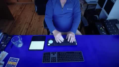 Snapshot of guesswhatigot2 chatting on September 27, 2025, 1:43 am guesswhatigot2 online show from September 27, 2025, 1:43 am