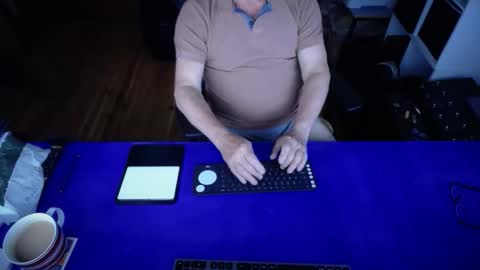 Snapshot of guesswhatigot2 chatting on October 6, 2025, 8:12 am guesswhatigot2 online show from October 6, 2025, 8:12 am