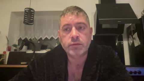 guil0 online show from October 31, 2025, 7:42 am