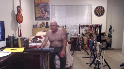 Snapshot of guitarsexgod chatting on October 19, 2025, 3:51 am Mario online show from October 19, 2025, 3:51 am