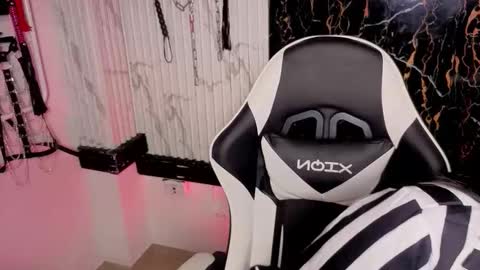 Snapshot of guxplo_ chatting on October 29, 2025, 4:09 pm Miss online show from October 29, 2025, 4:09 pm