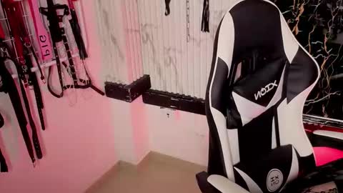 Snapshot of guxplo_ chatting on November 10, 2025, 4:06 pm Miss online show from November 10, 2025, 4:06 pm