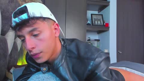 Snapshot of guy_twinks chatting on January 14, 2025, 2:19 am Gabriel online show from January 14, 2025, 2:19 am