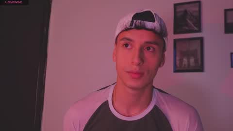 Snapshot of guy_twinks chatting on January 6, 2026, 5:44 am Gabriel online show from January 6, 2026, 5:44 am