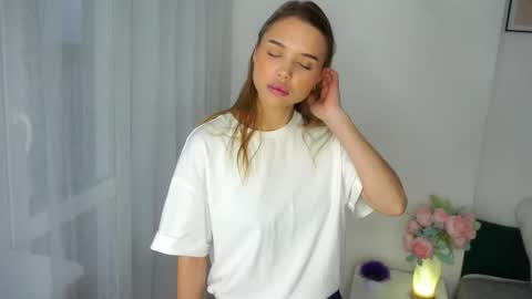 Kira  online show from December 17, 2025, 7:14 am