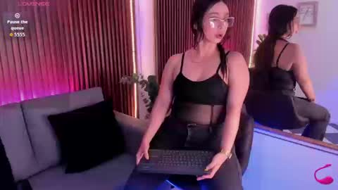 hailey_bieber_ online show from March 3, 2026, 10:04 pm