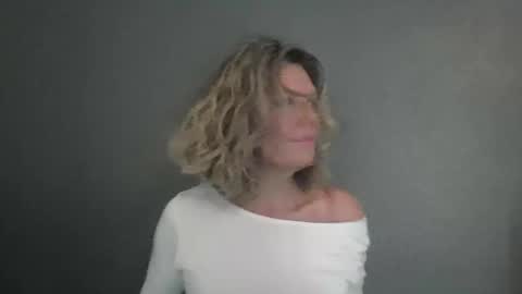 Snapshot of haileys123 chatting on April 1, 2026, 5:21 pm Hailey online show from April 1, 2026, 5:21 pm
