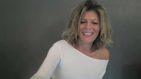 Snapshot of haileys123 chatting on April 22, 2026, 6:42 pm Hailey online show from April 22, 2026, 6:42 pm