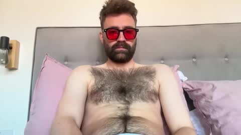 hairy_andhung online show from April 18, 2026, 11:36 am