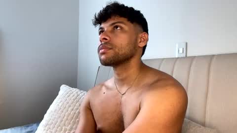 Independent       model  online show from March 3, 2025, 7:06 pm