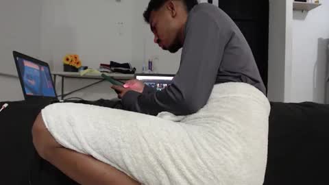 Snapshot of halfenaked17 chatting on December 4, 2025, 4:00 am halfenaked17 online show from December 4, 2025, 4:00 am